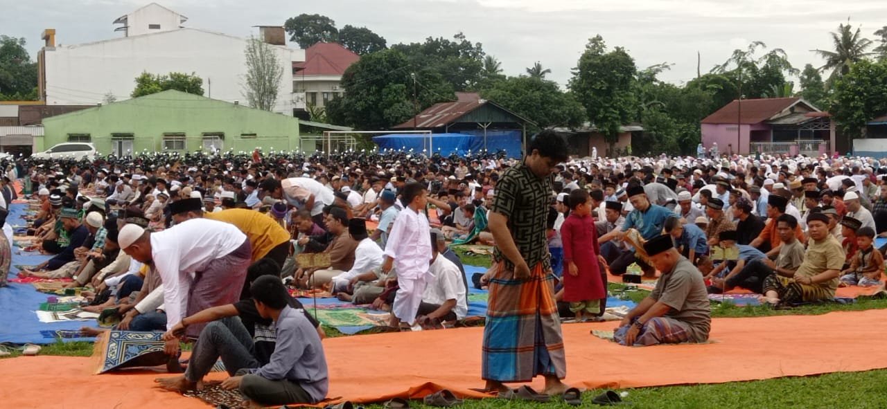 Ribuan Ummat Muslim Shalat Idhul Adha di Lapangan Bola Kaki Desa Tanjung Anom
