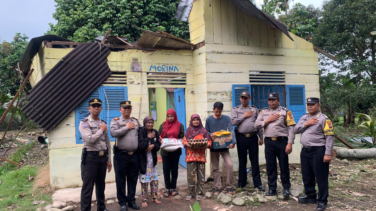 Kapolsek Kutalimbaru Bantu Sembako Kepada Korban Bencana Alam
