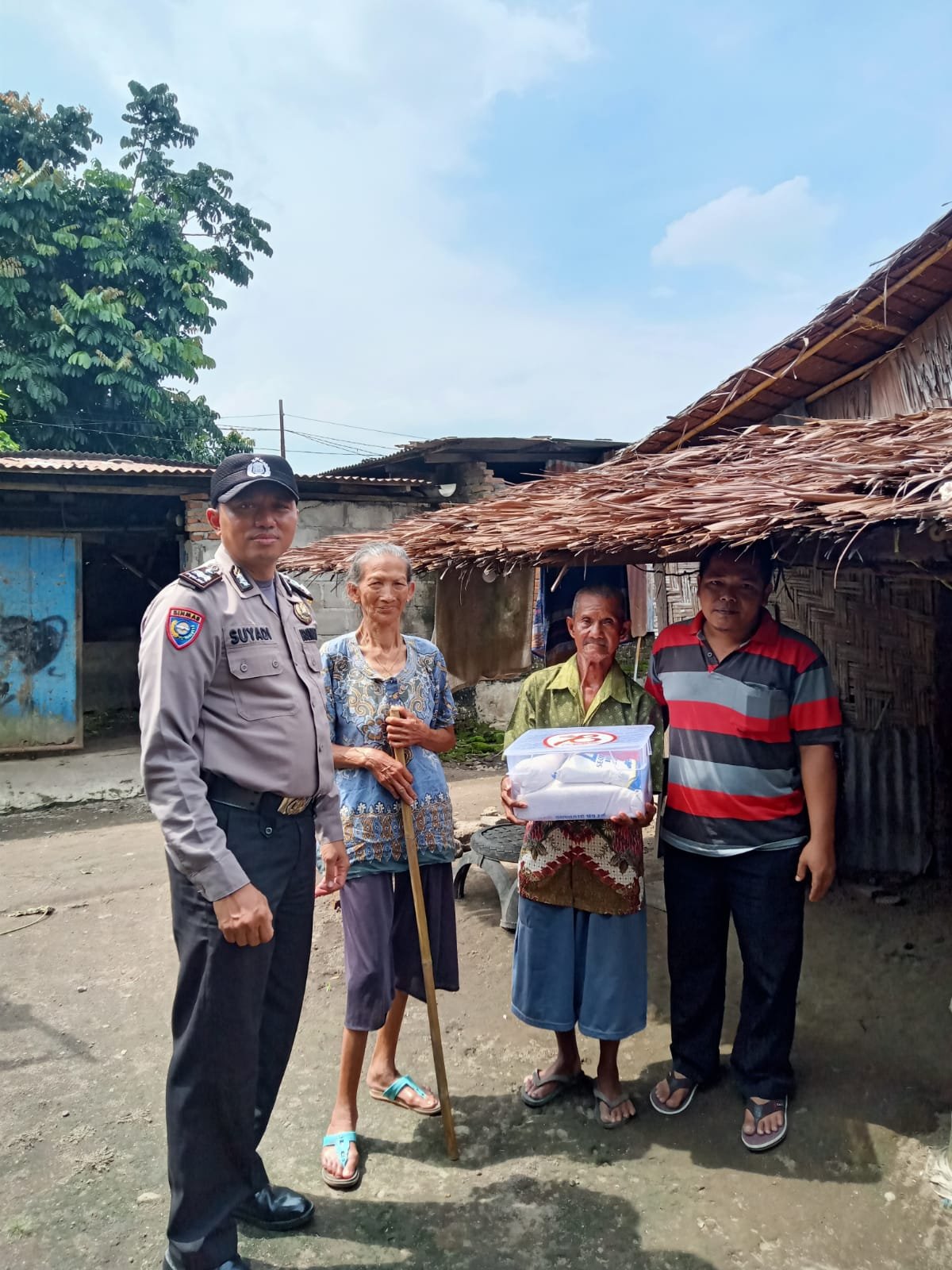 HUT Bhayangkara Ke-78, Polsek Kutalimbaru Bagi Sembako kepada Warga Tidak Mampu
