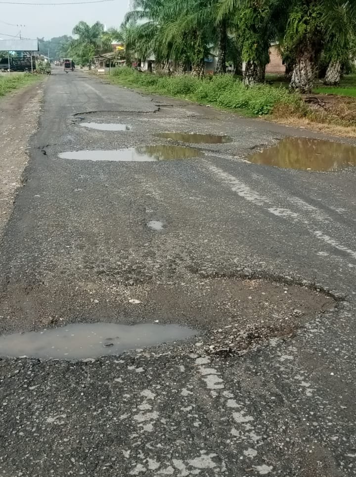 Belasan Tahun Diabaikan, Jalan H Hasan Perak Dusun 6 Hancur