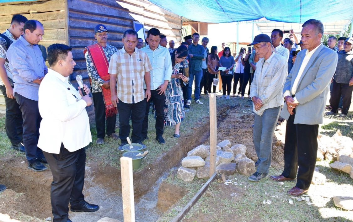 Bupati Samosir Letakkan Batu Pertama Pembangunan Kantor Desa Paraduan