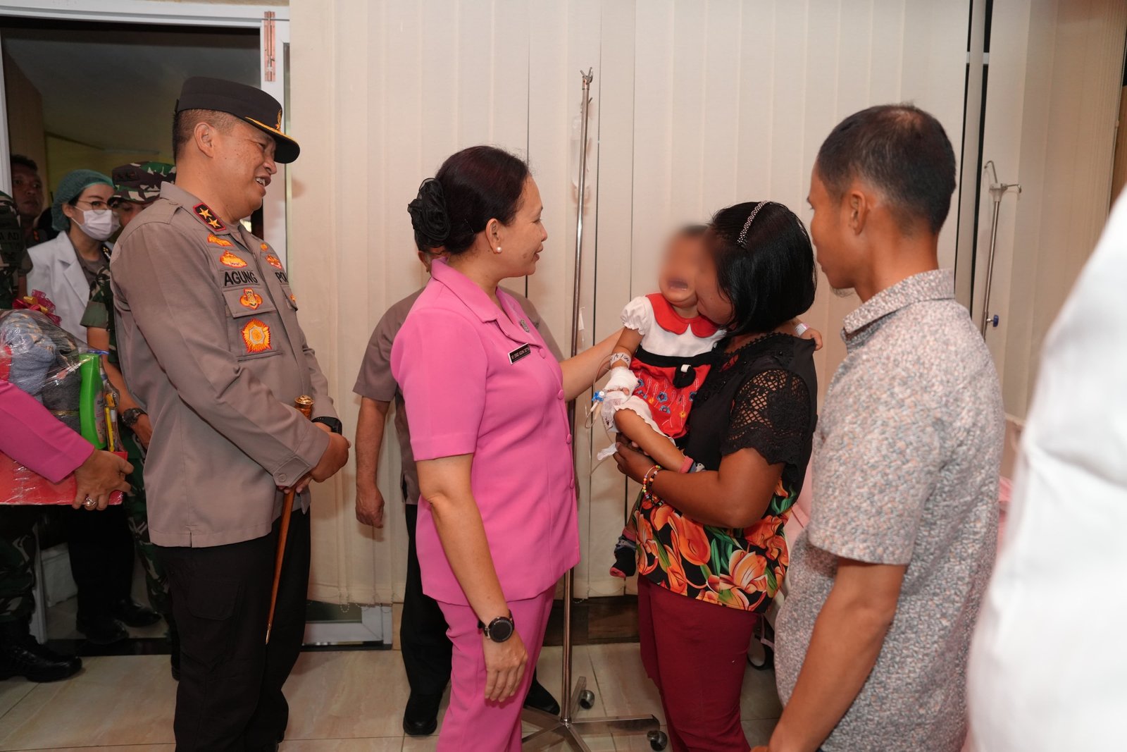 Penuh Kasih, Kapolda Sumut Berikan Pengobatan Balita asal Nias yang Sakit 