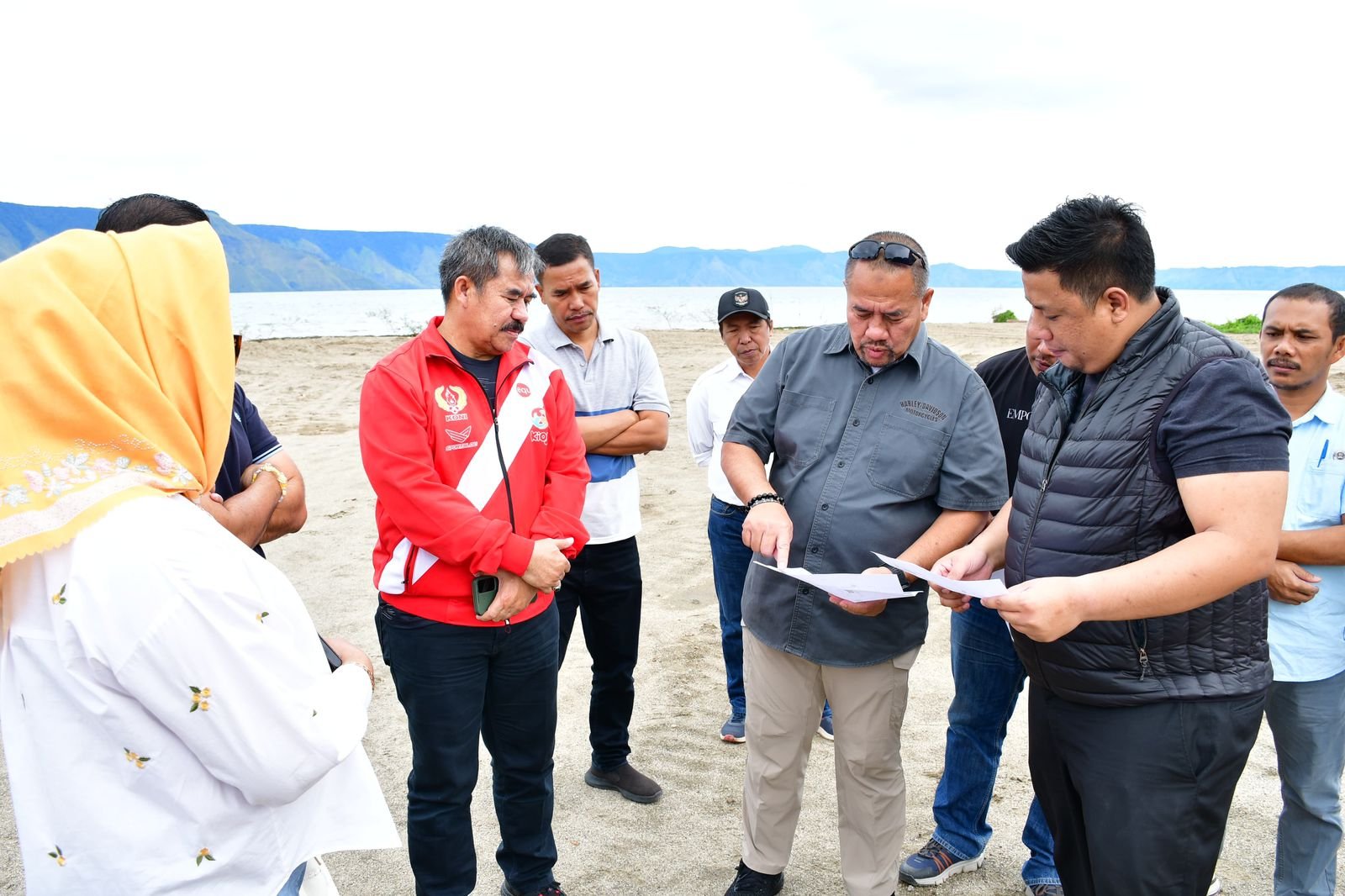 Bupati Samosir Bersama KONI dan Panitia PON Aceh-Sumut Tinjau Venue Voli Pasir