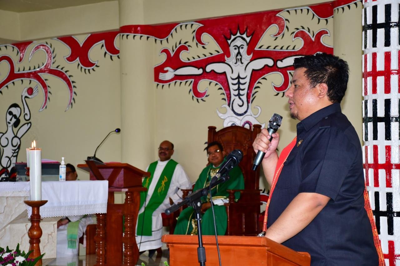 Bupati Samosir Memohon ke Uskup Supaya Umat Katolik Ikut Misa Suci Bersama Paus