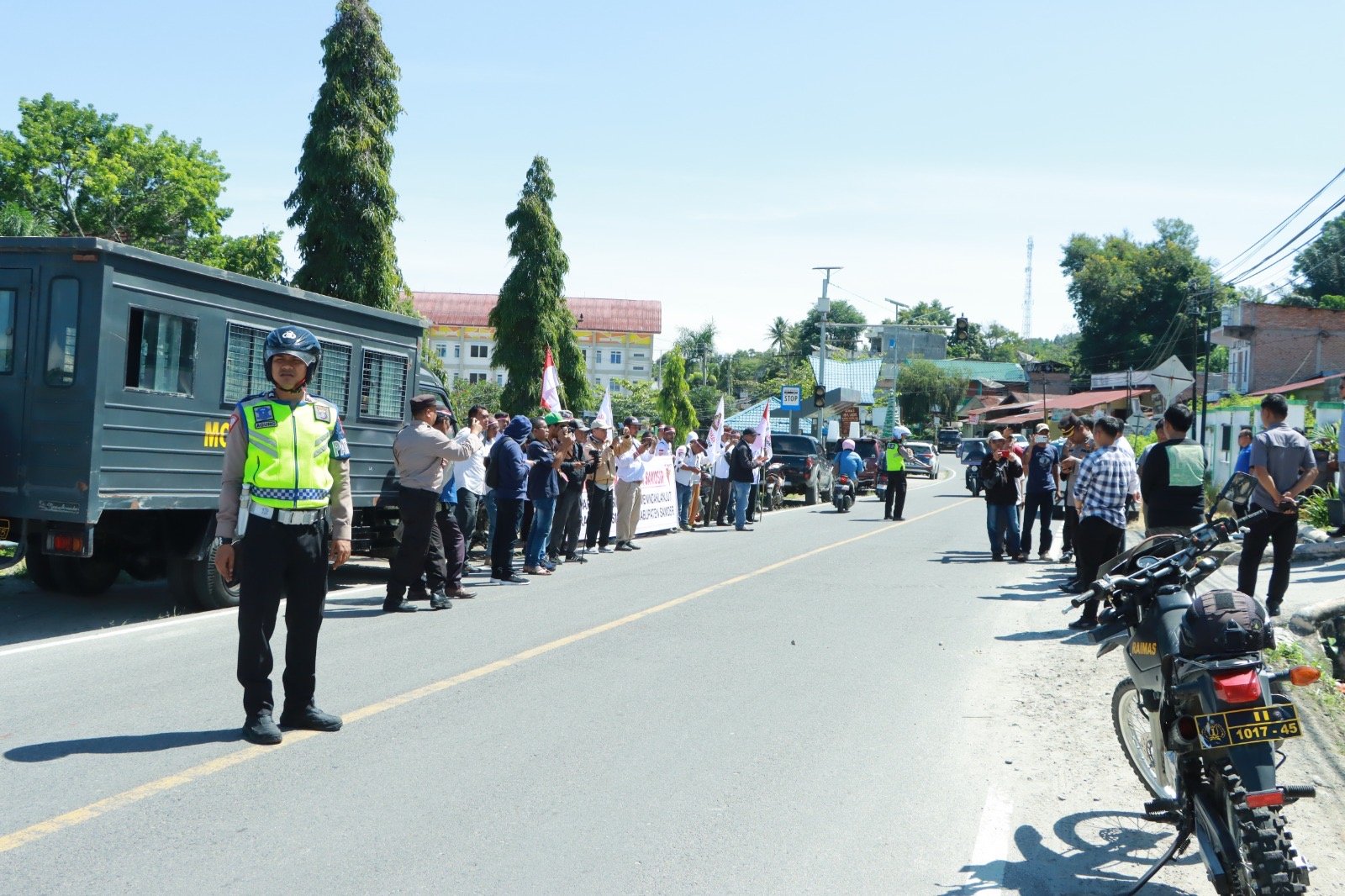 Polres Samosir Kawal Aksi Damai LSM Pembela Kebenaran Rakyat