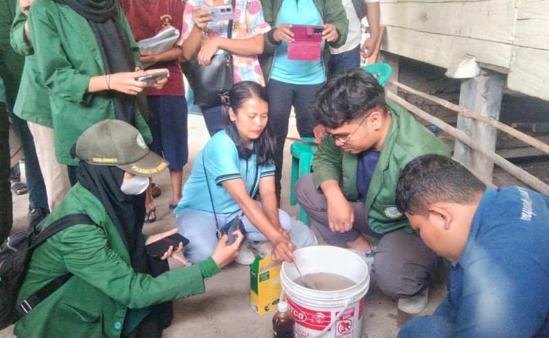 Pemkab Samosir Latih Kelompok Tani Membuat POC dari Limbah Ikan