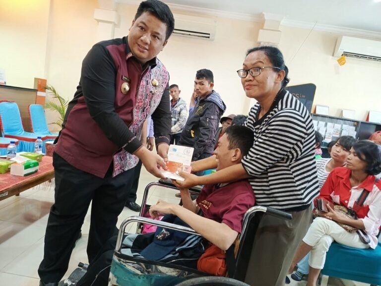 Bupati Samosir Serahkan Bansos ke Penyandang Disabilitas dan Anak Terlantar