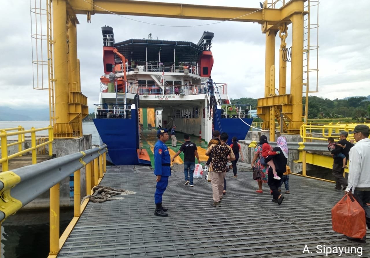 Polres Samosir Komitmen Hadir di Tengah Kesibukan Masyarakat di Hari Minggu