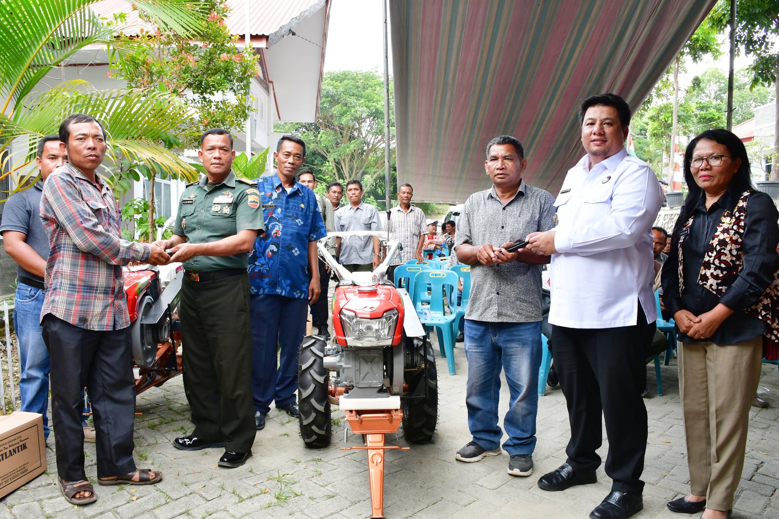 Bupati Samosir Kembali Salurkan Pupuk Gratis dan Alsintan