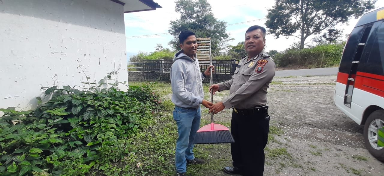 Sat Binmas Polres Samosir Bakti Sosial di Desa Lumban Suhisuhi Dolok