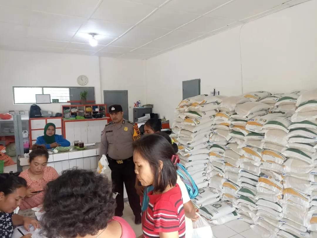 Aman dan Tertib, Polsek Tigabinanga Amankan Distribusi Bansos CBP
