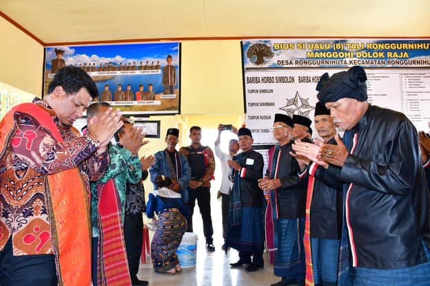 Bius Siualu Tali Ronggur Nihuta Ulosi Bupati Samosir