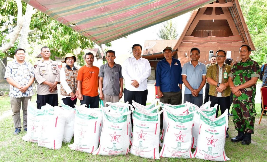 Bupati Samosir Bagikan Pupuk Gratis untuk Petani di Nainggolan