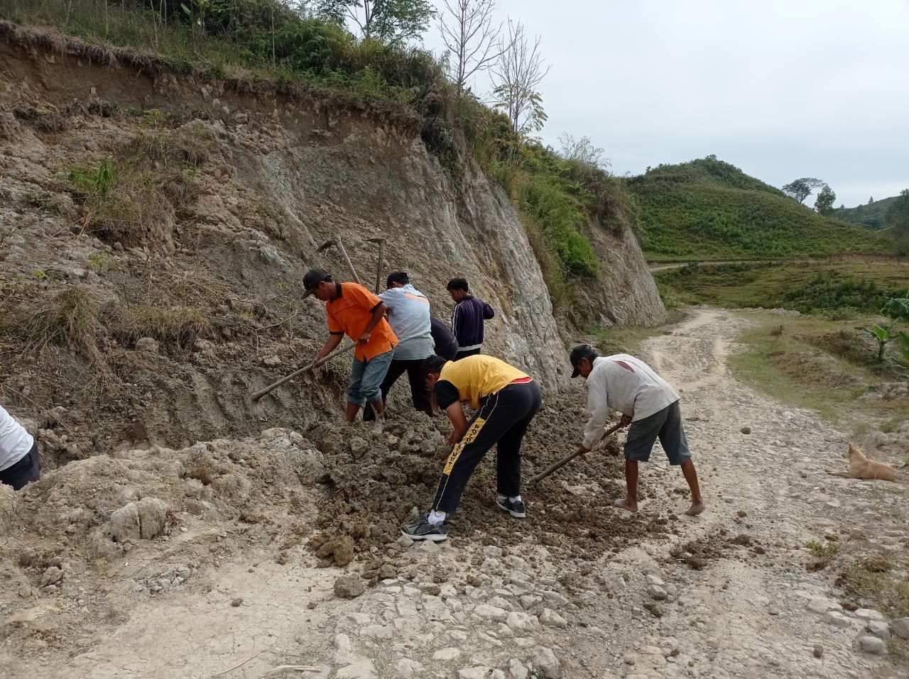 Polsek Palipi Gotong Royong Perbaiki Jalan di Desa Pamutaran