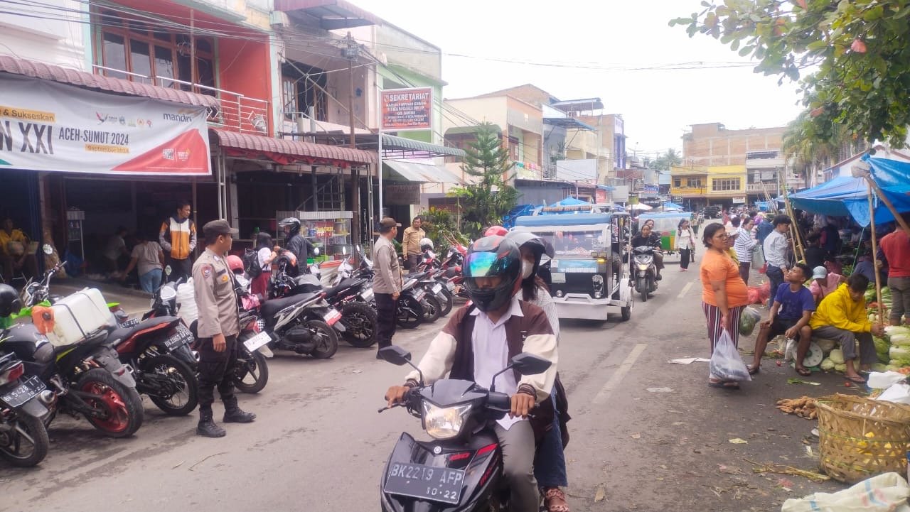 Polres Samosir Lakukan Strong Point di Jalan Umum Pasar Utama Pangururan