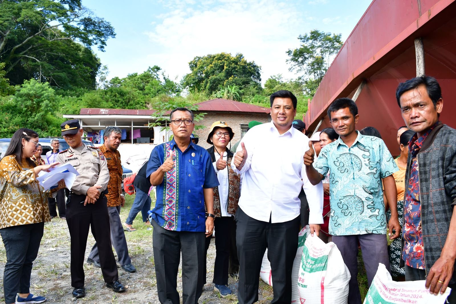 Bupati Samosir Salurkan Pupuk NPK Gratis kepada Petani