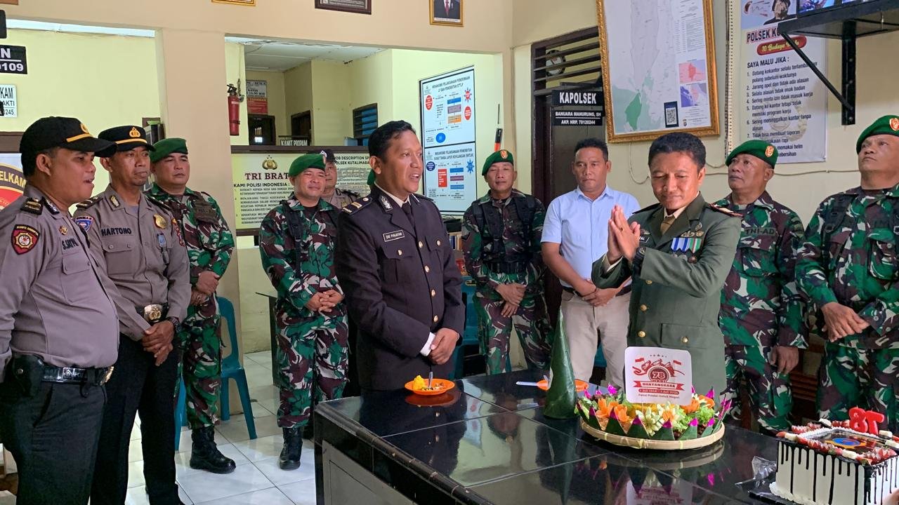 HUT Bhayangkara Ke-78, Danramil 02 Kutalimbaru Berikan Surprise ke Polsek Kutalimbaru