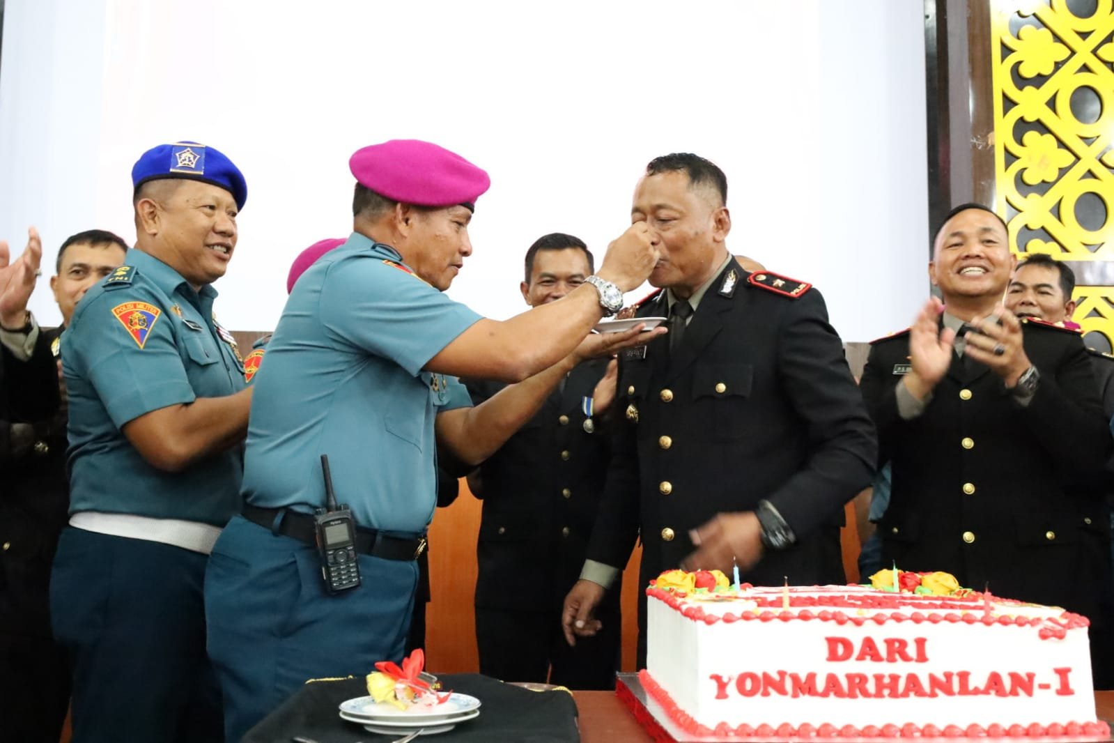 HUT Bhayangkara ke-78, Prajurit Yonmarhanlan I Berikan Surprise ke Mako Polres Pelabuhan Belawan