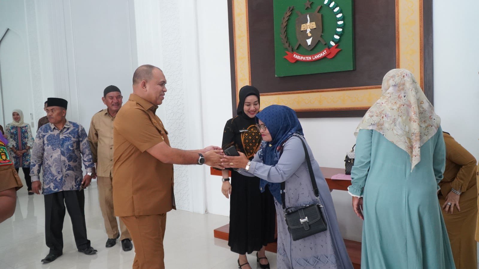 Pj Bupati Langkat Terima Audiensi Pemdes Kecamatan Tanjung Pura dan Desa Teluk Bakung