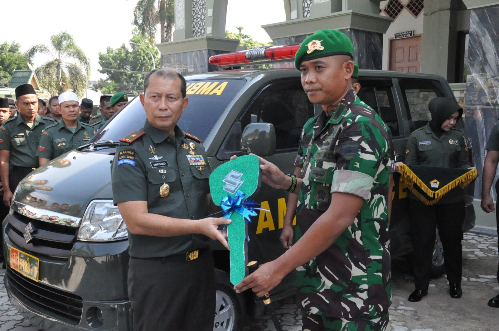 Bentuk Perhatian dan Dukungan Korem 031/WB Serahan Mobil Ambulans Kepada Yonif 132/BS