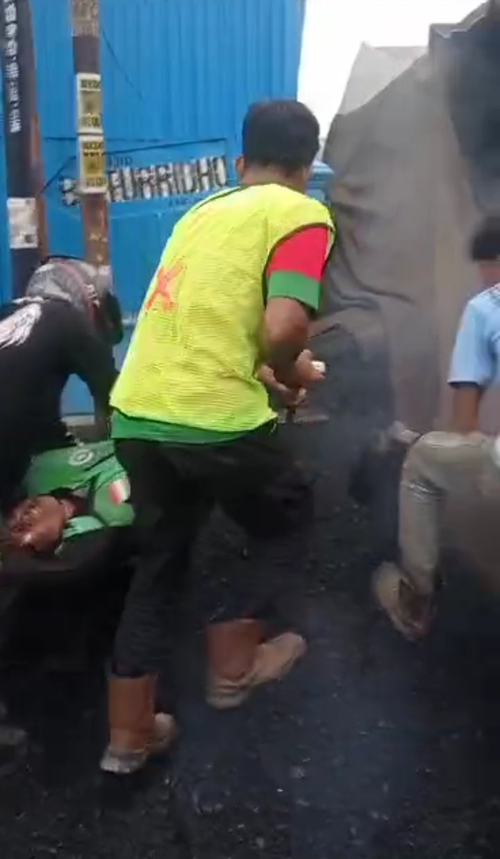 Dum Truk Pengangkut Aspal dan Driver Ojol Sepakat Berdamai
