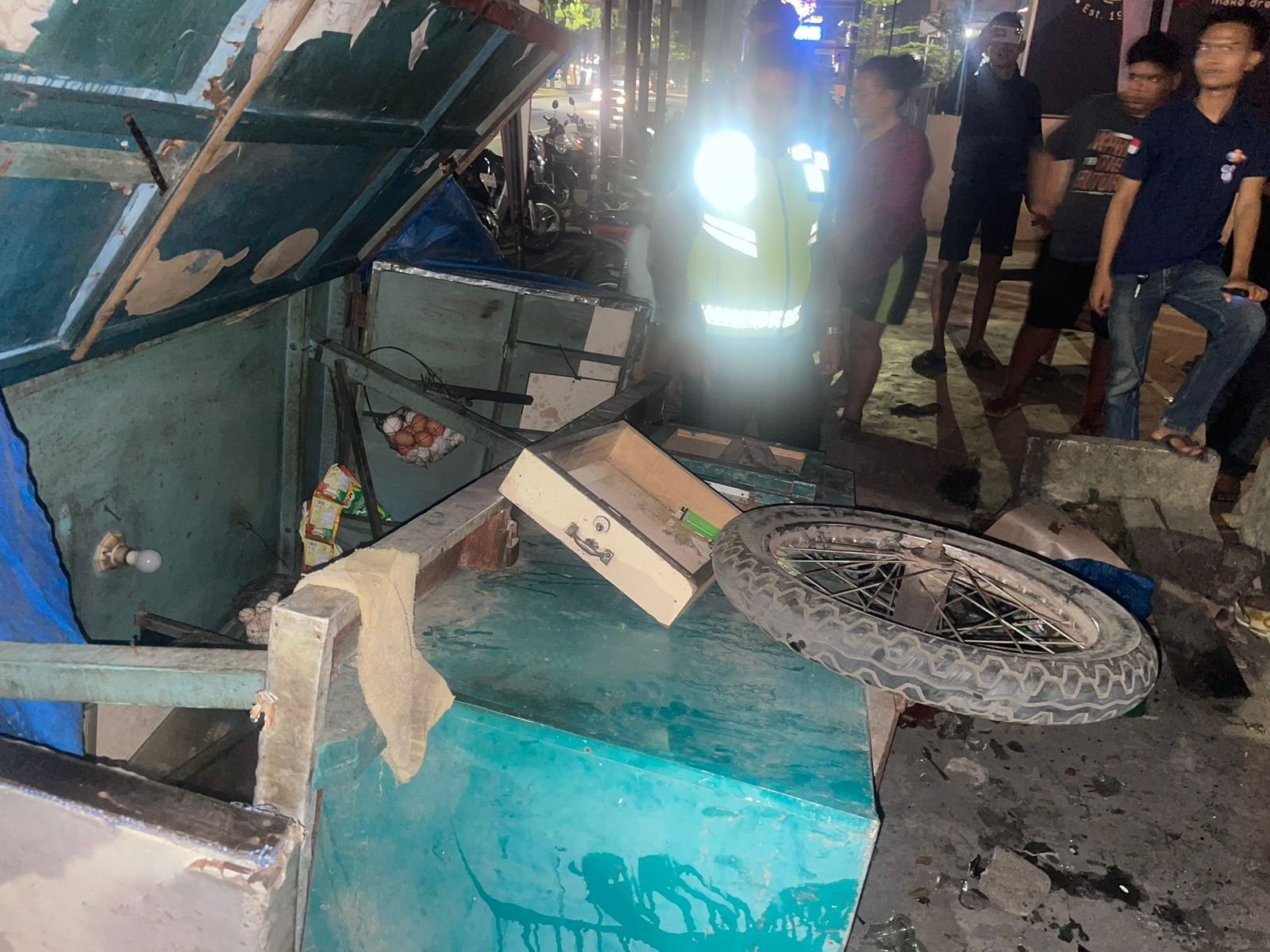 Fortuner Terbalik Hantam Gerobak Bandrek
