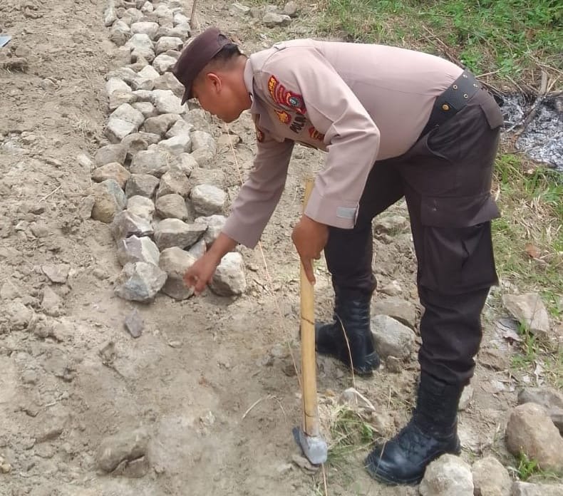 Bhabinkamtibmas, Pemdes dan Masyarakat Gotong Royong Perbaiki Jalan