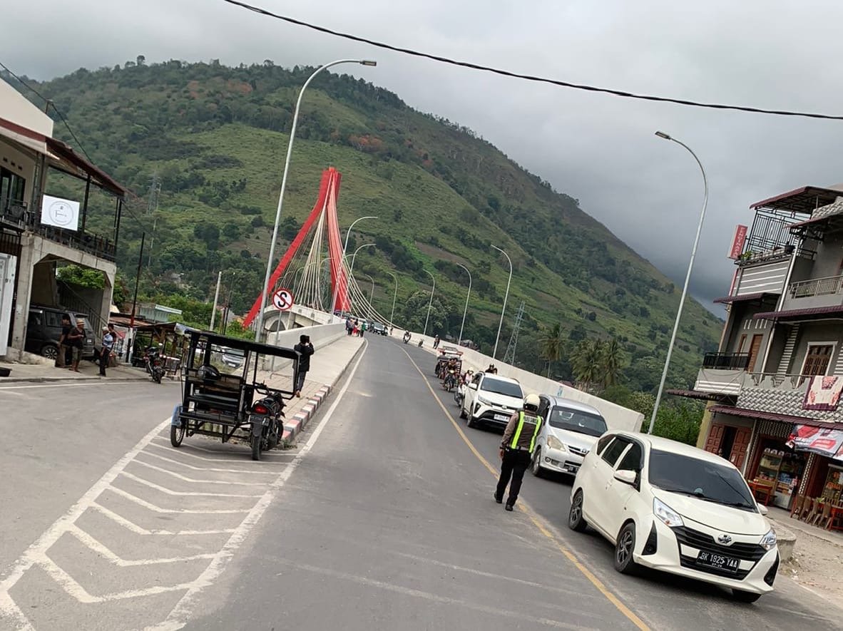 Polres Samosir Cegah Kemacetan di Jembatan Tano Ponggol
