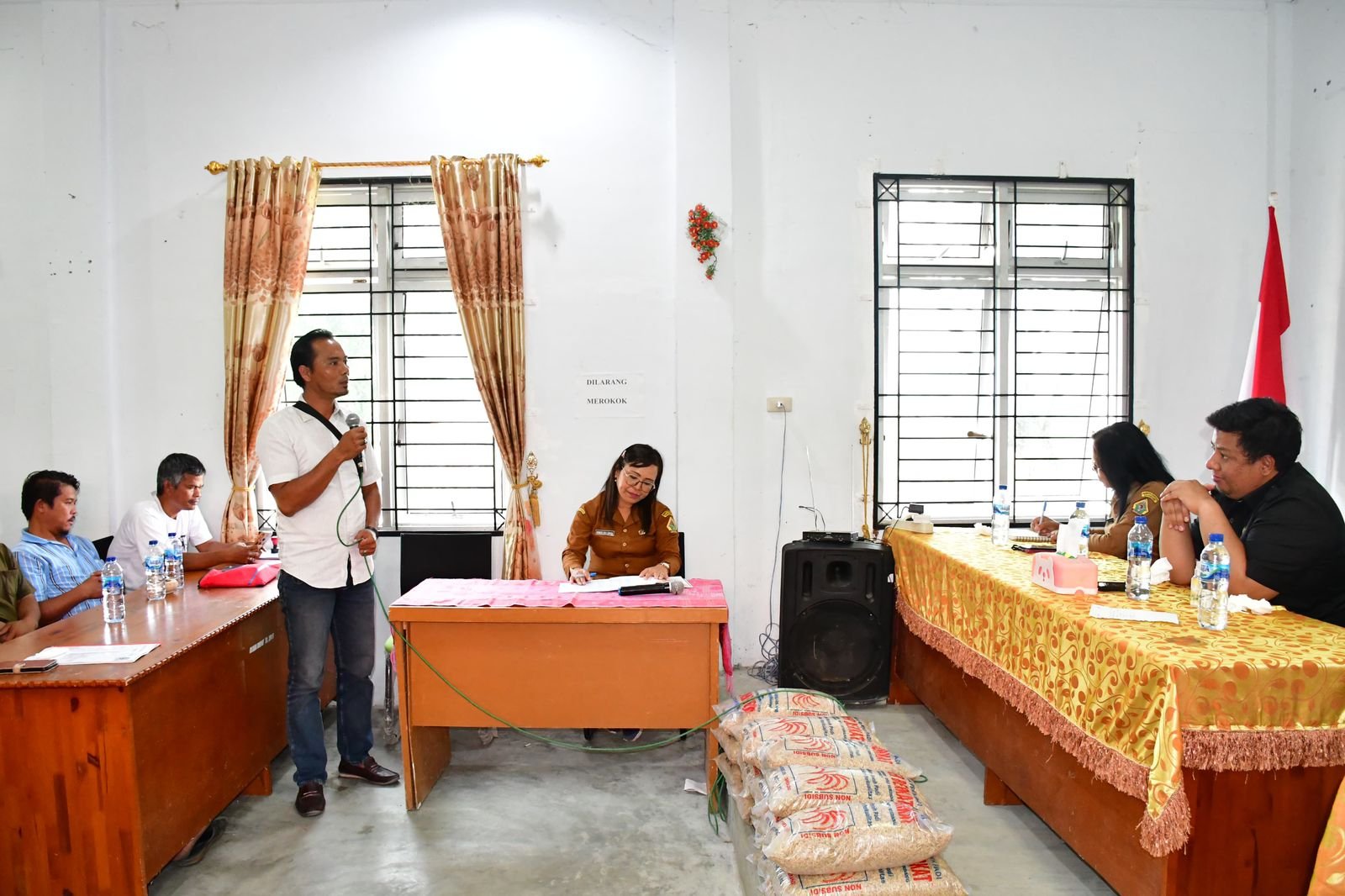 Serahkan Bibit Padi ke Petani, Bupati Samosir: Jangan Bersihkan Lahan dengan Dibakar