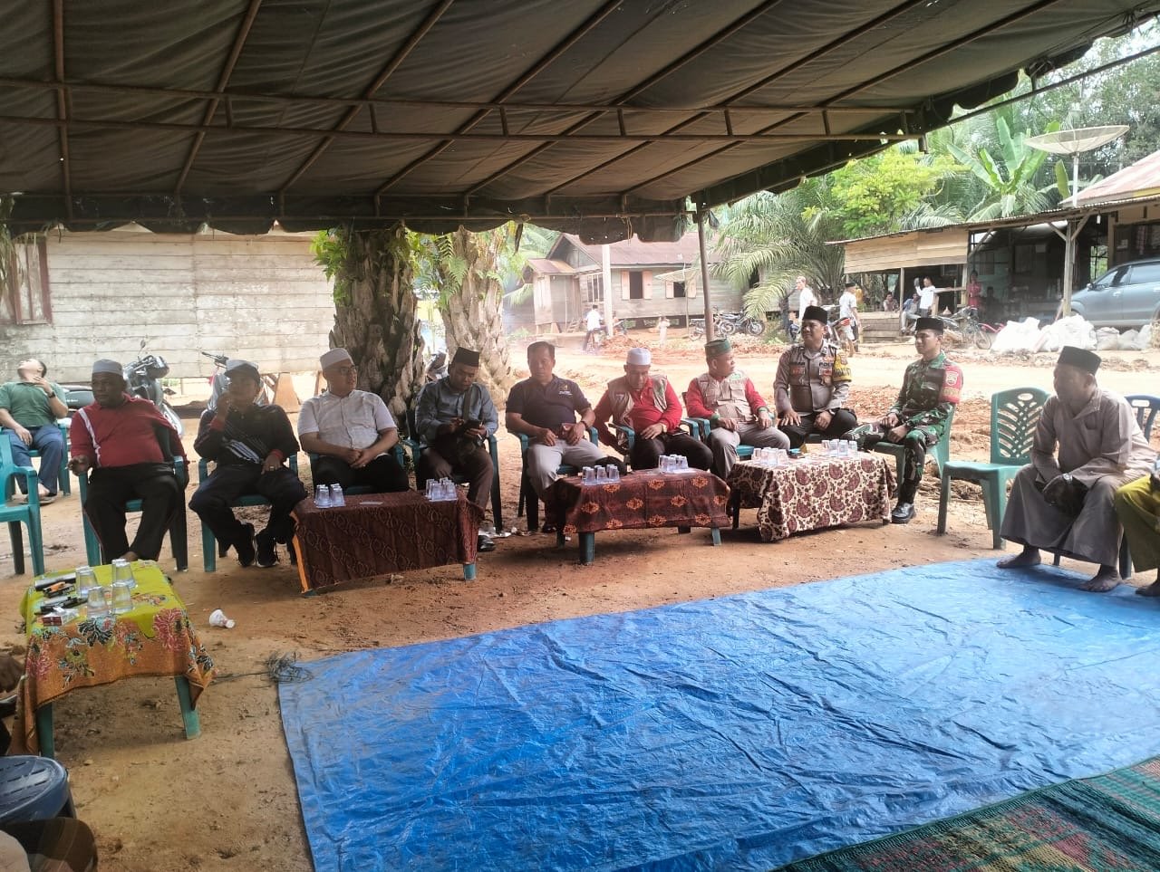 Bhabinkamtibmas Polsek Barteng Dampingi Kemenag Palas Serahkan Bantuan