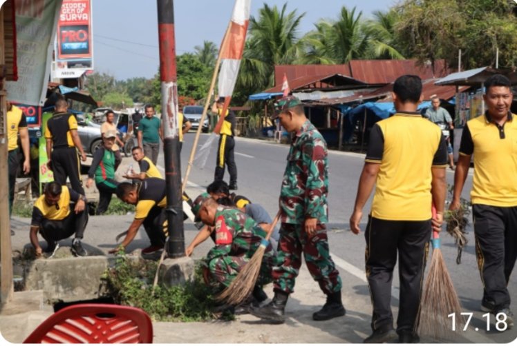 Polres Palas Bersihkan Masjid dan Kebersihan Lingkungan