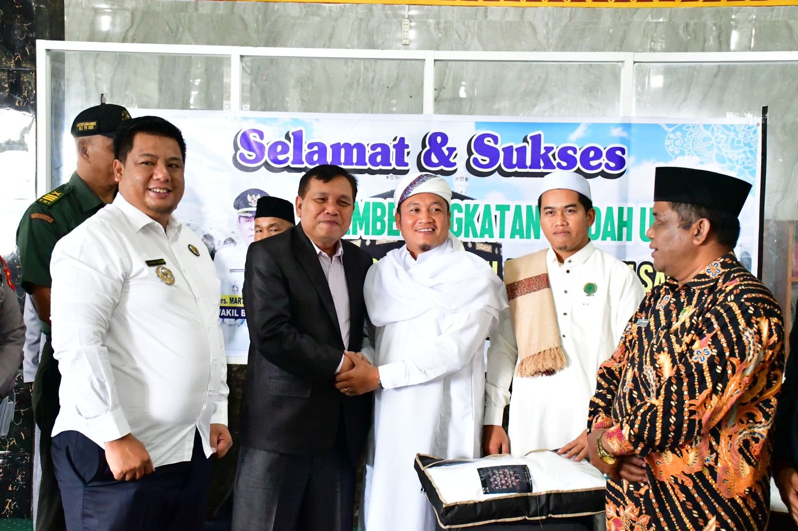 Pemkab Samosir Berangkatkan Dua Tokoh Agama Ibadah Umroh