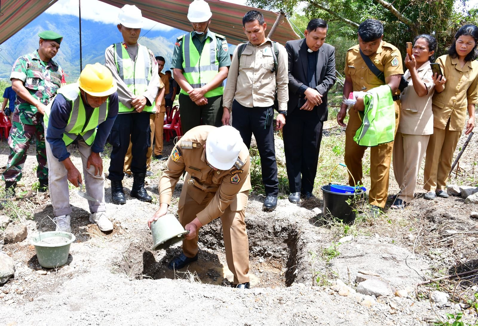 Bupati Samosir Letakkan Batu Pertama Pembangunan DTW Pantai Pallombuan