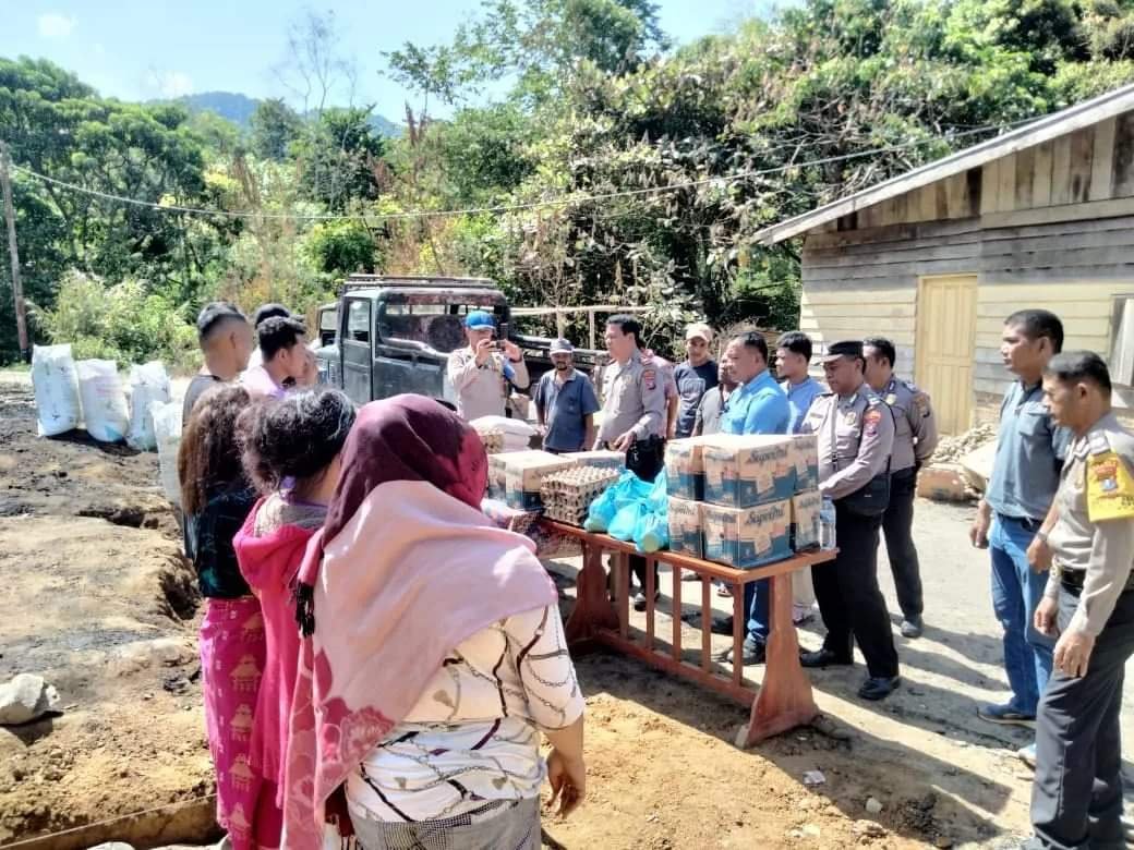 Polsek Juhar Beri Sembako kepada Korban Kebakaran di Desa Buluh Pancur