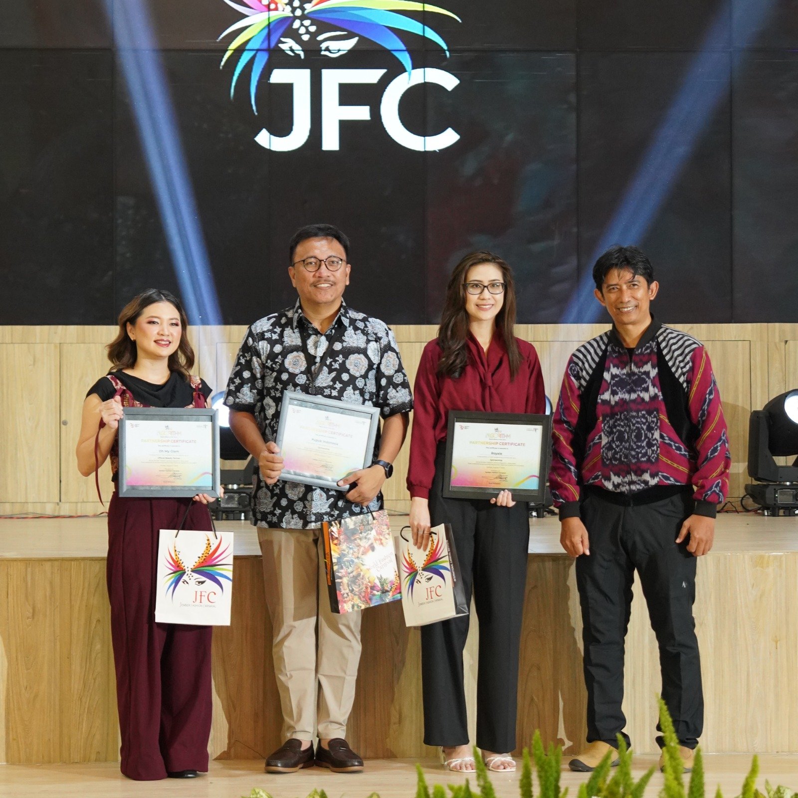 OMG Berkolaborasi dengan Jember Fashion Carnaval 2024 Hadirkan 573 Kreator Lokal dan Global dengan tema “Never Ending Creations, Never Fade Beauty!”