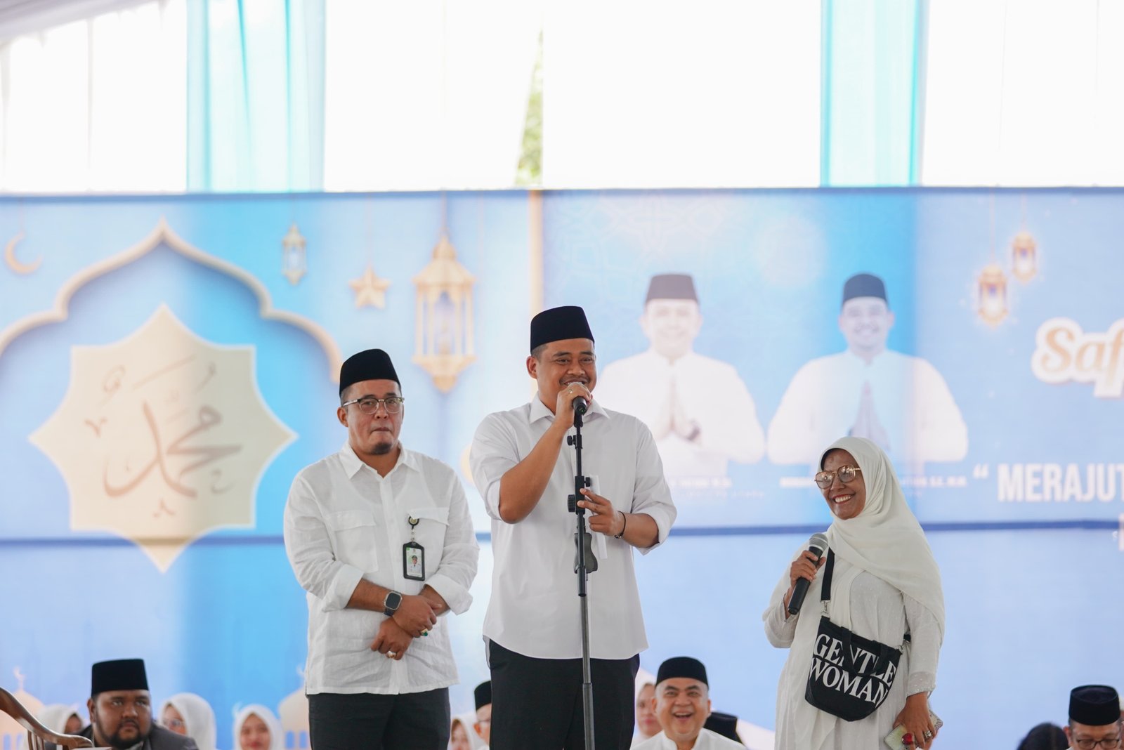 Tangis Haru Aisyah Terima Hadiah Umrah Dari Wali Kota Medan