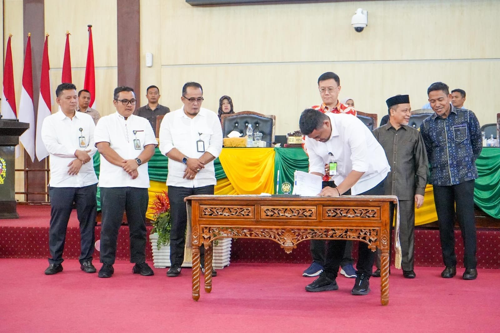 Bobby Tandatangani Kesepakatan KUAPPAS APBD 2025, Pendapatan Rp7,2 Triliun, Belanja Rp7,3 Triliun