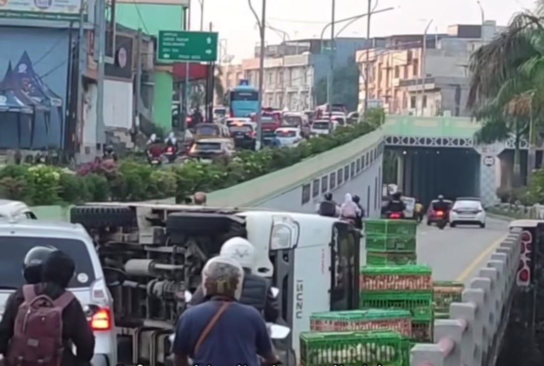 Truk Pengangkut Ayam Terbalik di Underpass Titi Kuning