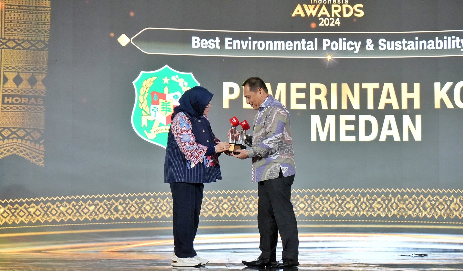 Wali Kota Medan Raih Dua Penghargaan di Ajang CNN Indonesia Awards 2024