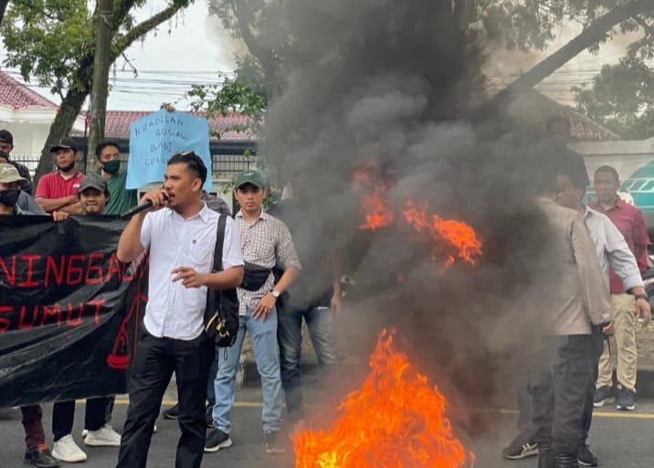 Bakar Ban di Depan Kejati Sumut, Massa Pertanyakan Kinerja Penegakan Hukum Perkara Dugaan Penggelapan