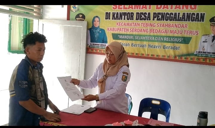 Warga Desa Penggalangan Menerima KK, Akta Kawin dan Akta Lahir Gratis
