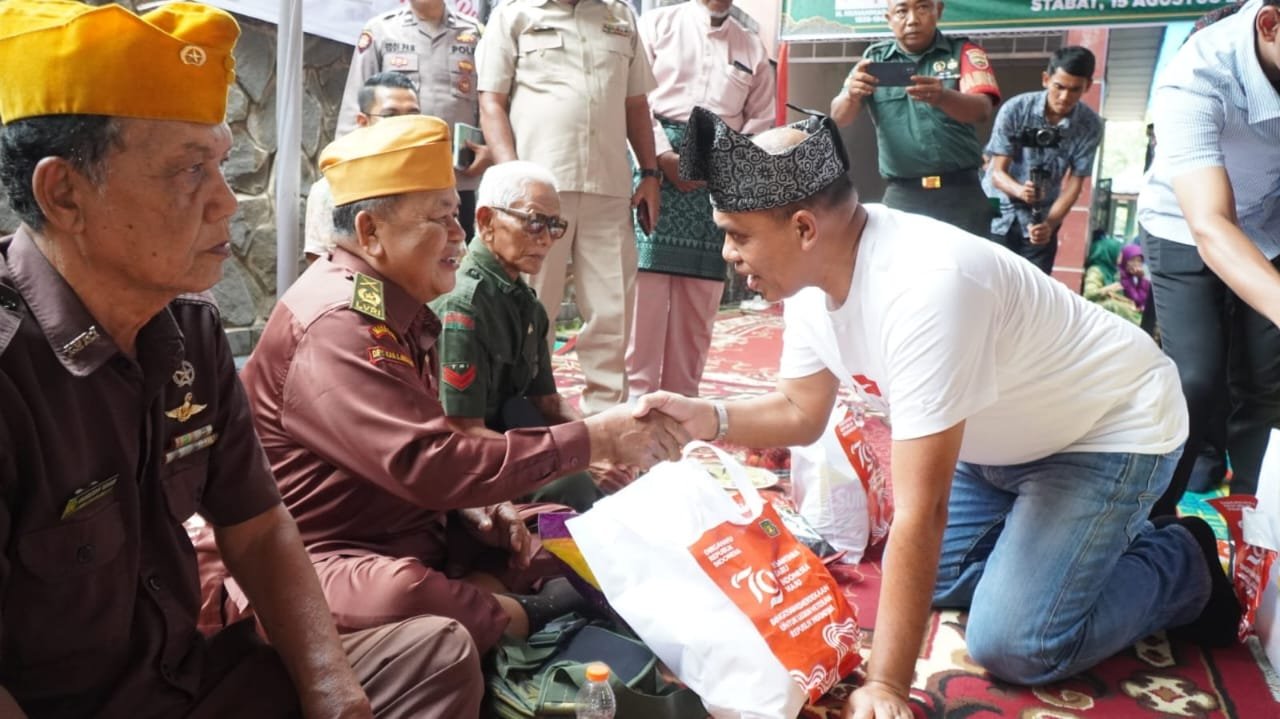 Pj. Bupati Langkat Serahkan Bingkisan dan Kirimkan Doa untuk Veteran