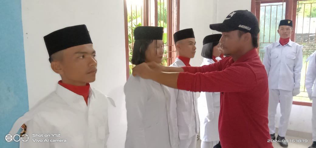 Camat Ulususua Kukuhkan 31 Paskibra