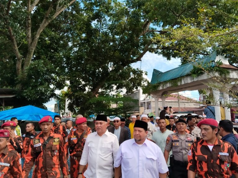 Ribuan Warga Iringi Pendaftaran Harun – Ichwan ke KPU Madina