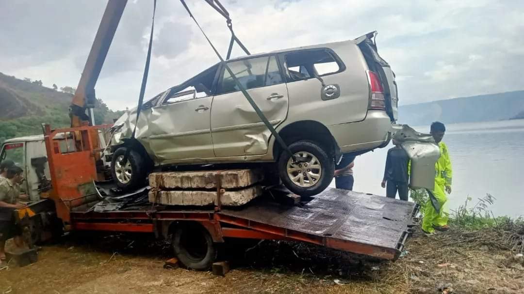 Evakuasi Mobil Terjun ke Danau Toba Berhasil, Berkat Kerja Sama Semua Pihak