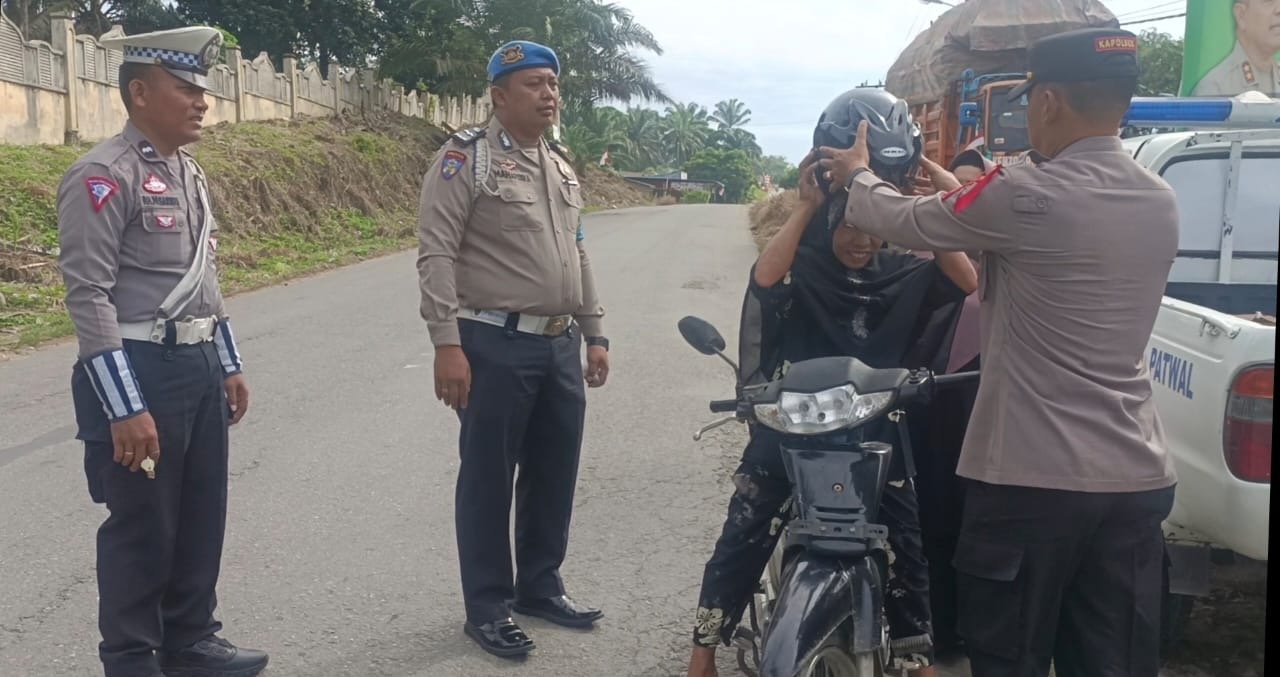 Sosialisasikan Keselamatan Berkendara Kapolsek Sosa Bagikan Helm