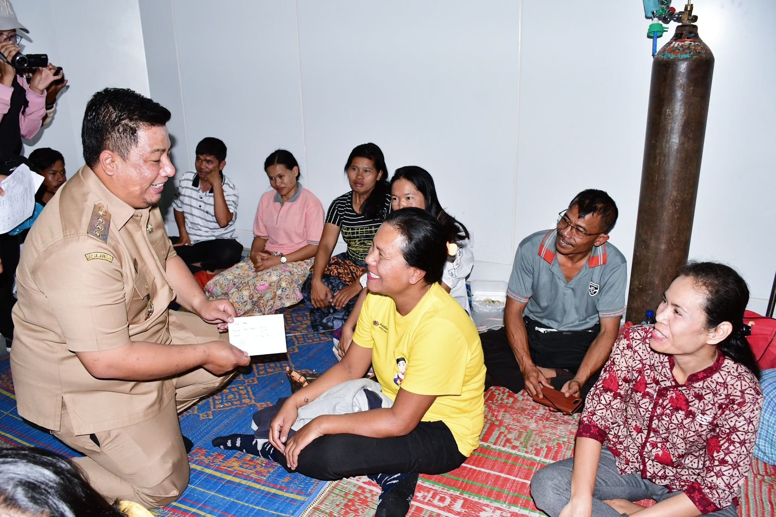 Bupati Samosir Serahkan Bantuan Puding ke Akseptor KB