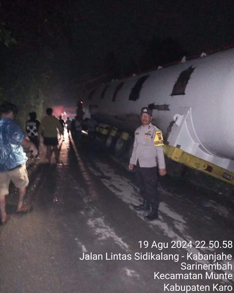 Polsek Munte Respon Cepat Kemacetan Akibat Truk Tergelincir