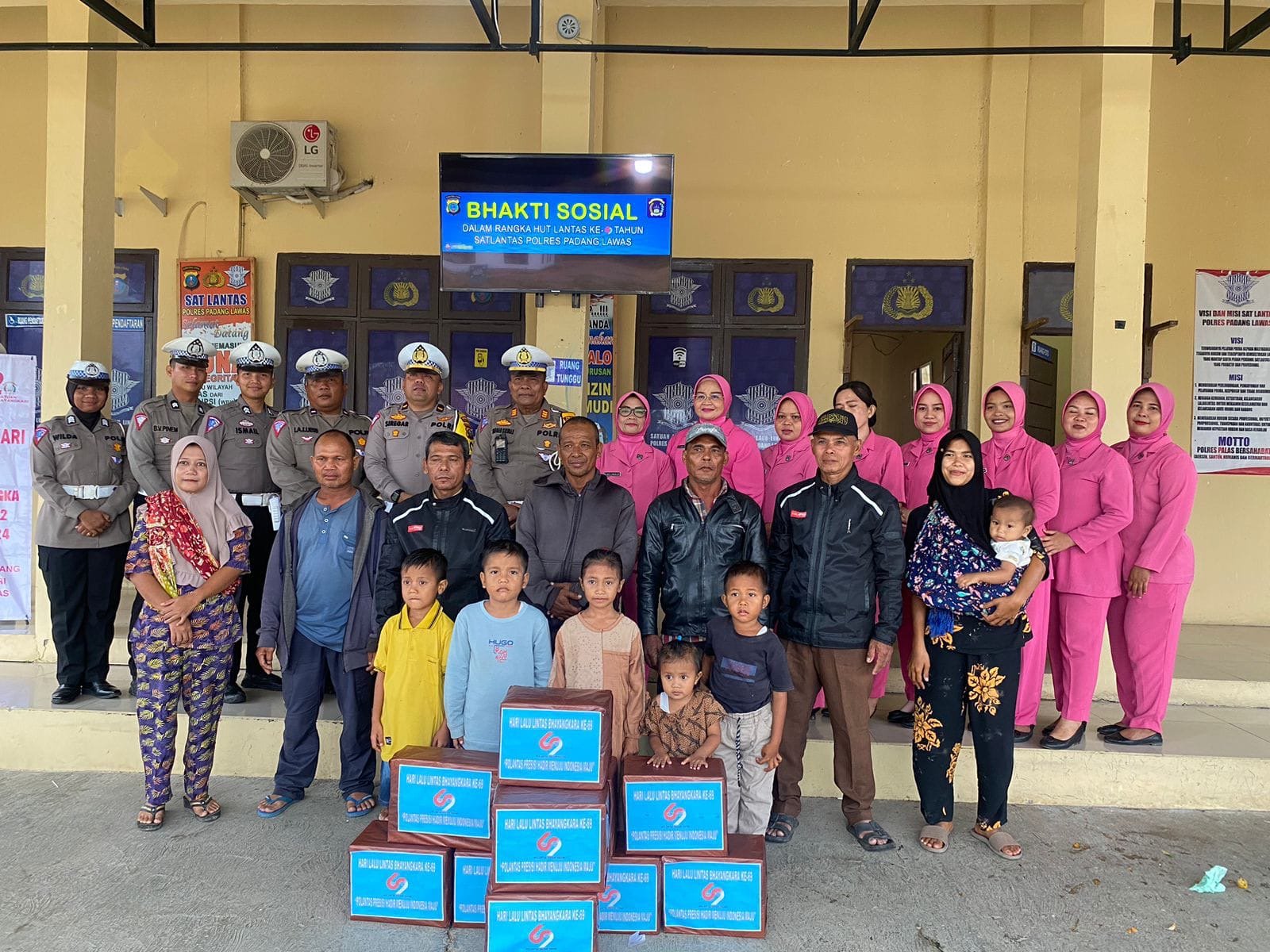 HUT Lantas ke-69, Sat Lantas Gelar Bakti Sosial Bagikan Sembako