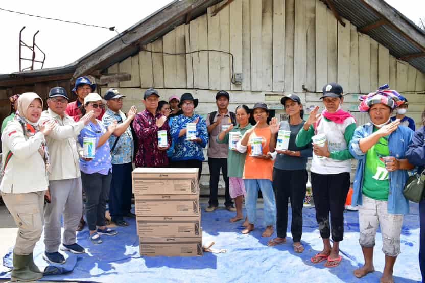 Pemkab Samosir dan Pemerintah Provsu Serahkan Bantuan kepada Petani